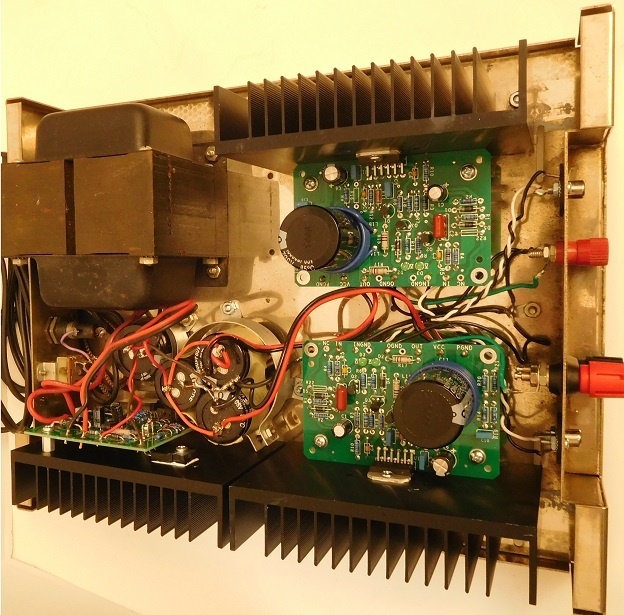 Amplifier completely outfitted with really big heatsinks